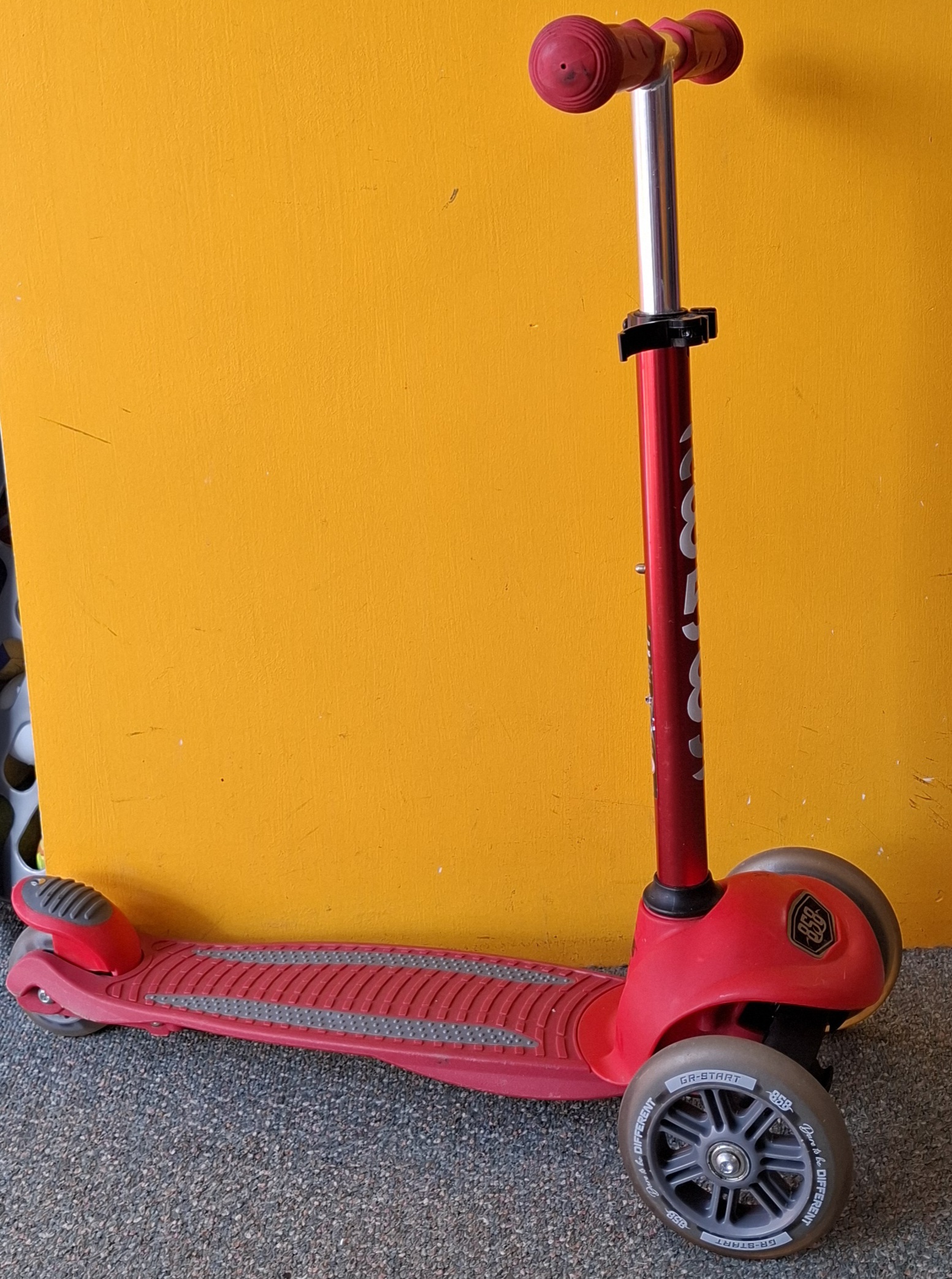 Ride 858 Red & Black Tri Scooter Elite